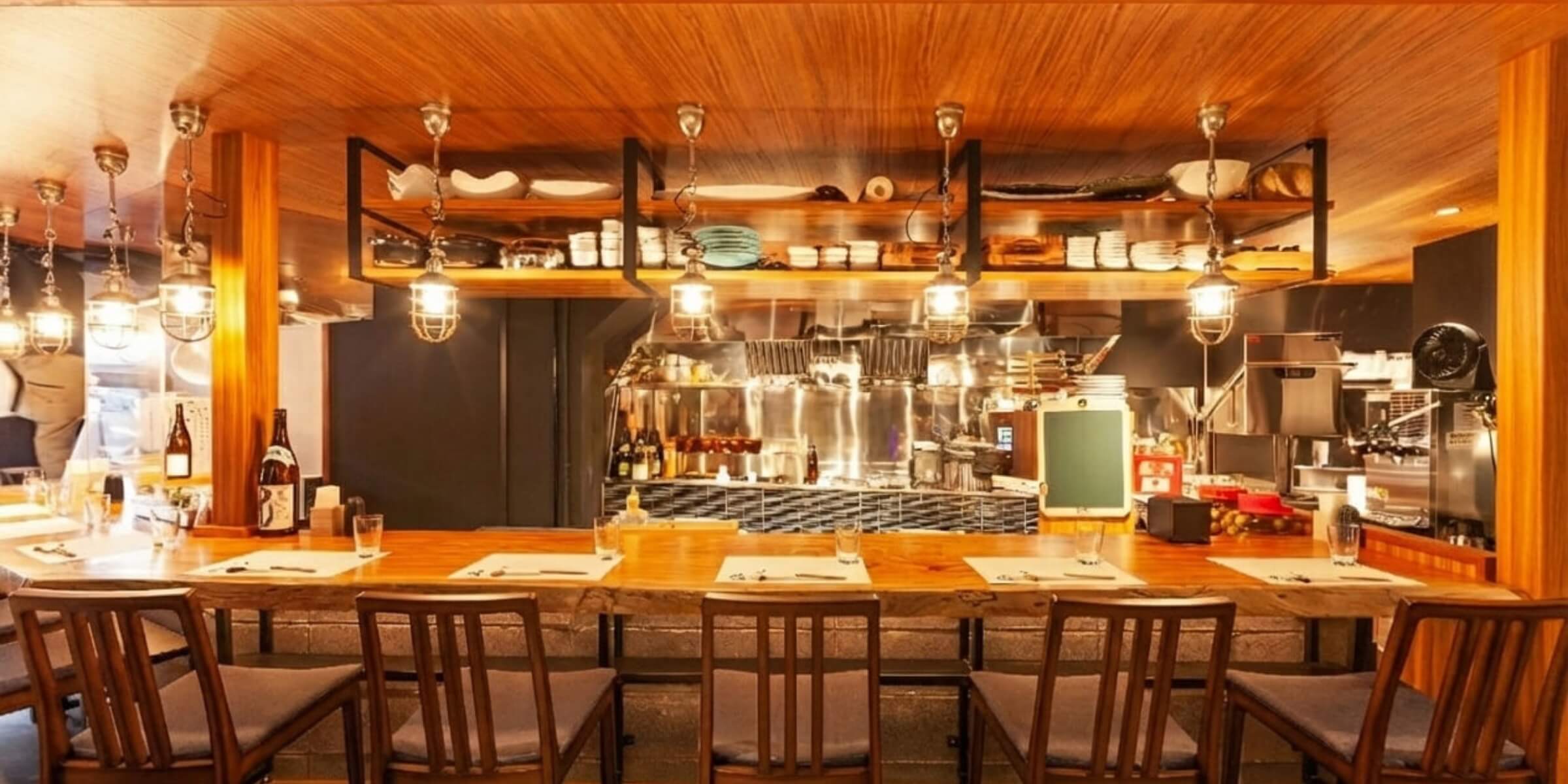 内観 カウンター席後方から撮影した厨房